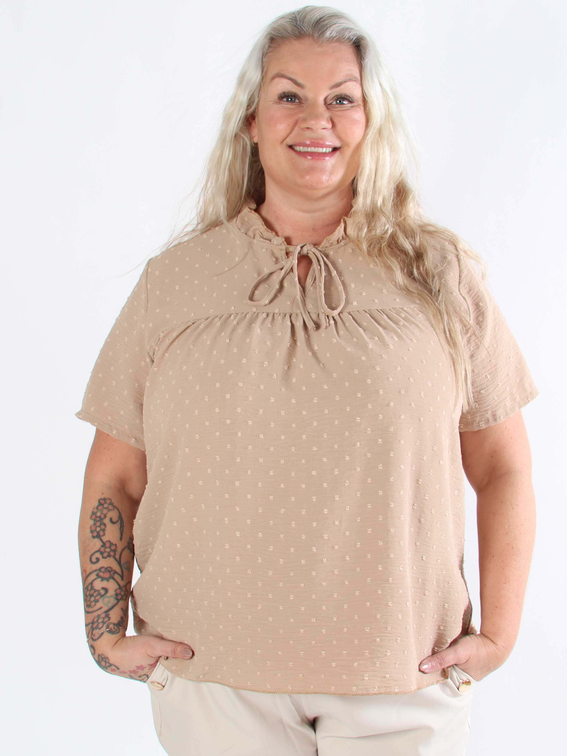 Bloom - Sød plus size tunika med flæsekant og sløjfe